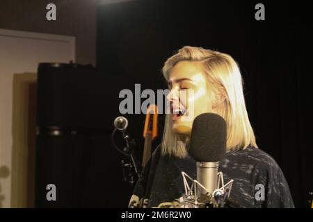 Clean Bandit und Anne-Marie Filmen eine Sitzung in New York Stockfoto