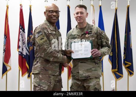 Generalmajor Michel M. Russell Sr., kommandierender General, 1. Theater Sustainment Command, erkennt Brig an. General Lance G. Curtis, kommandierender General, 3. Expeditionary Sustainment Command, vor einer Übertragung der Autorität in Camp Arifjan, Kuwait, 4. Mai 2022. Russell überreichte Curtis einen Preis für seine Tätigkeit als stellvertretender Befehlshaber des 1. TSC während seiner Dienstreise, die den 1. TSC-Einsatzkommando-Posten führte. Während der Zeremonie übertrug der 3. WSR die Mission dem 135. Expeditionary Sustainment Command in Birmingham, Alabama. Stockfoto