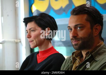 Kompanie der Diebe - Genevieve Schatz und Marc Walloch Filmen ein Interview in Brooklyn Stockfoto
