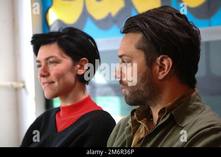 Kompanie der Diebe - Genevieve Schatz und Marc Walloch Filmen ein Interview in Brooklyn Stockfoto
