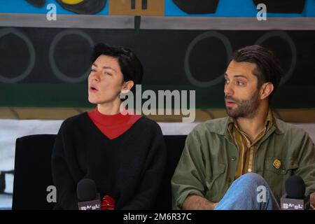 Kompanie der Diebe - Genevieve Schatz und Marc Walloch Filmen ein Interview in Brooklyn Stockfoto