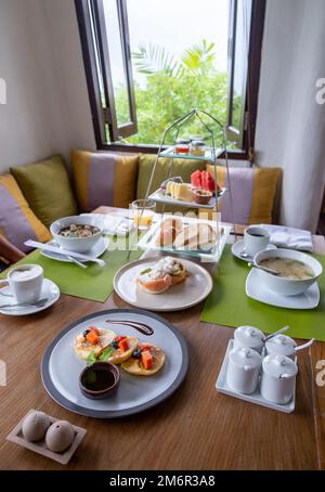 Luxuriöses Frühstück am Morgen auf einem Tisch, Blick von oben auf das Frühstück in einem Luxusrestaurant Stockfoto