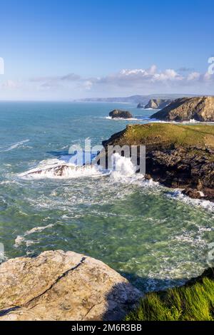 Tintagel Haven, Barra Nose und die Küste von Nord-Cornwall von Tintagel Island, Cornwall, England Stockfoto