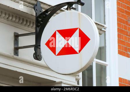 Bridport, Dorset, Großbritannien. 5. Januar 2023 Allgemeiner Überblick über die Bankfiliale von HSBC in Bridport in Dorset, die am 23. Mai 2023 geschlossen wird. Bildnachweis: Graham Hunt/Alamy Live News Stockfoto