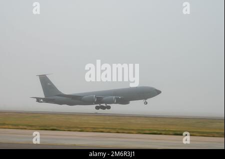 Ein KC-135 Stratotanker startet aufgrund einer eingehenden Unwettervorhersage am Luftwaffenstützpunkt Altus (AAFB), Oklahoma, 4. Mai 2022. Trotz der Unwetterfliege konnte die 97. Operations Group die Ausbildung der Studenten fortsetzen und damit die Vision des Luftwaffenflügels 97. erfüllen, „die weltweit inspirierendsten, kompetentesten und anpassungsfähigsten Mobilitätskämpfer zu schmieden, um Luftstrom für Amerika bereitzustellen“. Stockfoto