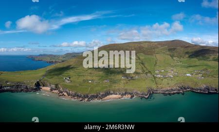 Landschaftsblick auf das türkisfarbene Wasser und den goldenen Sandstrand am Slea Head auf der Dingle-Halbinsel von County Kerry Stockfoto