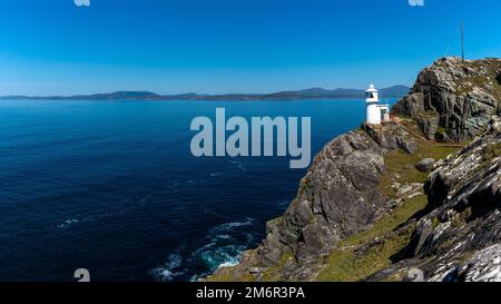 Ein Blick auf den historischen Sheep's Head Lighthouse auf der Halbinsel Muntervary in der Grafschaft Cork in Irland Stockfoto