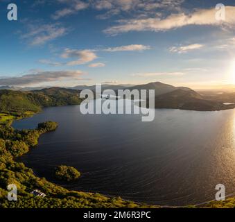 Ein Blick auf den Lough Caragh See im Glencar Valley von Kerry County in warmem Licht Stockfoto