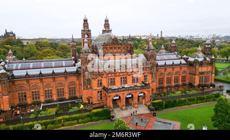 Kelvingrove Art Gallery and Museum in Glasgow - Luftaufnahme - GLASGOW, SCHOTTLAND - 04. OKTOBER 2022 Stockfoto