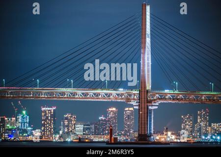 Yokohama Bay Bridge und Yokohama Minato Mirai mit Blick auf die Nacht Stockfoto