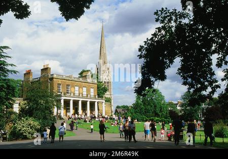Clissold Park und Clissell House, Stoke Newington, North London, Großbritannien, mit Menschenmassen im Sommer Stockfoto