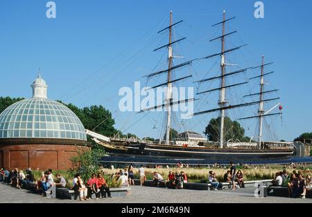 Menschenmassen vor dem Cutty Sark in Greenwich, South East London, Großbritannien, mit Eingang zum Greenwich Foot Tunnel Stockfoto