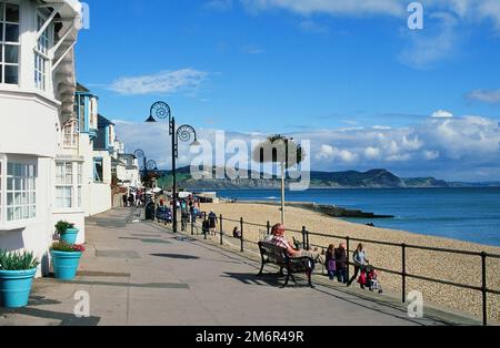 Marine Parade, Lyme Regis, an der Dorset Küste, Südwestengland, im Spätsommer Stockfoto