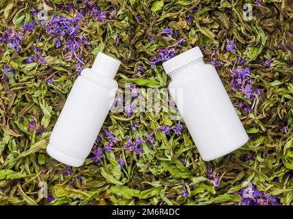 Weiße Kunststoffbehälter auf getrockneten Blüten der Pflanze Blooming sally, Epilobium angustifolium, Fireweed oder Rosebay Willowherb. Stockfoto