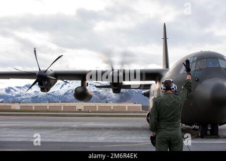 Ein Royal Air Force-Ladermeister, der der Nr. 47 des Geschwaders der RAF Brize Norton, England, zugewiesen wurde, führt während DER RED FLAG-Alaska 22-1 eine Vorflugkontrolle auf der Joint Base Elmendorf-Richardson, Alaska, am 4. Mai 2022 durch. Etwa 2.220 Mitglieder des Dienstes aus drei Ländern nehmen während dieser Übung am Fliegen, Warten und Unterstützen von mehr als 90 Flugzeugen aus über 25 Einheiten Teil. Die RF-A-Übungen konzentrieren sich auf die Verbesserung der Kampfbereitschaft der US- und internationalen Streitkräfte und die Ausbildung von Einheiten, die sich auf die Luft- und Weltraumexpeditionstruppen vorbereiten. Stockfoto