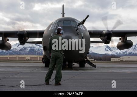 Ein Royal Air Force-Laderautor, der der Nr. 47 des Staffelführers der RAF Brize Norton, England, zugeteilt ist, führt eine Vorflugkontrolle während DER RED FLAG-Alaska 22-1 auf der Joint Base Elmendorf-Richardson, Alaska, am 4. Mai 2022 durch. Etwa 2.220 Mitglieder aus drei Ländern nehmen während dieser Übung am Fliegen, Warten und Unterstützen von mehr als 90 Flugzeugen aus über 25 Einheiten Teil. Die RF-A-Übungen konzentrieren sich auf die Verbesserung der Kampfbereitschaft der US- und internationalen Streitkräfte und die Ausbildung von Einheiten, die sich auf die Luft- und Weltraumexpeditionstruppen vorbereiten. Stockfoto