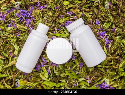 Weiße Kunststoffbehälter auf getrockneten Blüten der Pflanze Blooming sally, Epilobium angustifolium, Fireweed oder Rosebay Willowherb. Stockfoto