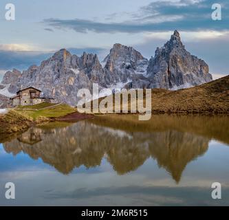 Abend Dämmerung Herbst alpine Dolomiten Berglandschaft, Trient, Italien. Blick auf den See oder Laghetto Baita Segantini. Stockfoto