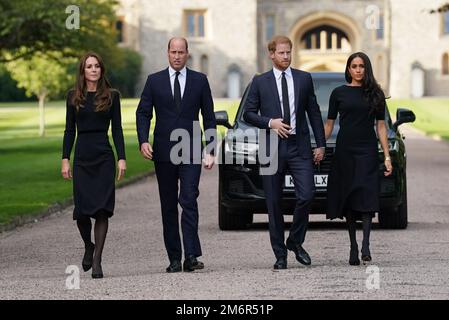 Datei Foto vom 10/09/22 von (von links nach rechts) der Prinzessin von Wales, dem Prinzen von Wales und dem Herzog und der Herzogin von Sussex, die nach dem Tod von Königin Elizabeth II. Am Donnerstag zu Fuß zu Mitgliedern der Öffentlichkeit in Windsor Castle in Berkshire ging. Der Herzog von Sussex hat angeblich behauptet, er sei von seinem Bruder wegen seiner Ehe mit Meghan Markle angegriffen worden. Ausgabedatum: Donnerstag, 5. Januar 2023. Stockfoto