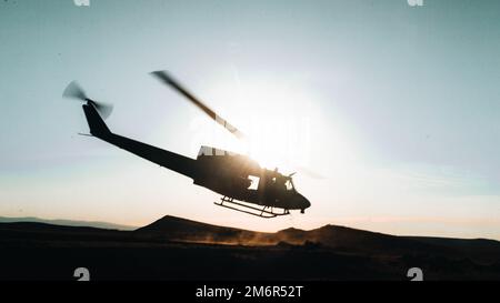 EIN US-AMERIKANISCHER Air Force Bell UH-1N Twin Huey mit 40. Hubschrauberstaffel vom Luftwaffenstützpunkt Malmstrom Great Falls, Montana, startet von einem Aussichtspunkt am Gowen Field Air National Guard Base, Idaho, 4. Mai 2022. Garnet Rattler ist eine gemeinsame Trainingsübung zwischen Elementen des 3D. Littoral Anti-Air-Bataillons, 3D. Marine Littoral Regiment, USA Armee und USA Die Luftwaffe soll simulierte Operationen der Seeschifffahrt durchführen und gemeinsame Zeit bei Zielschlägen verbringen. Stockfoto