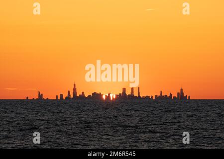 Sonnenuntergang über der Skyline von Chicago vom Lake Michigan im benachbarten Bundesstaat Indiana, USA, 35 km von The Loop entfernt. Stockfoto