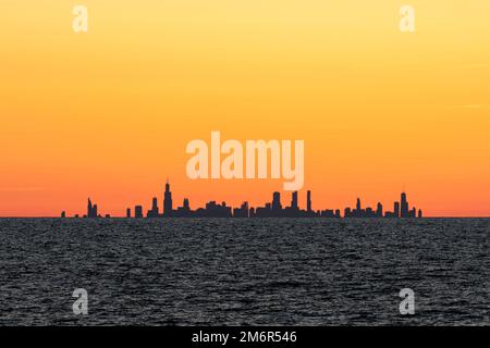 Sonnenuntergang über der Skyline von Chicago vom Lake Michigan im benachbarten Bundesstaat Indiana, USA, 35 km von The Loop entfernt. Stockfoto