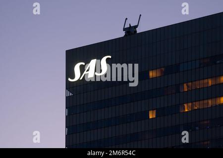 Radisson Collection Royal Hotel, Kopenhagen, Dänemark. Das ikonische Gebäude mit dem SAS-Logo bei Tagesanbruch Stockfoto