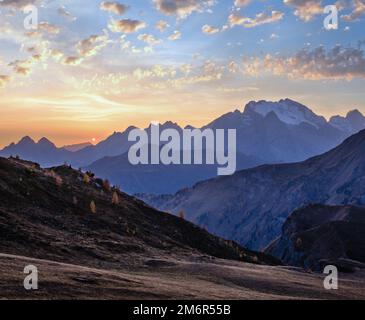 Abendliche Abenddämmerung der Berge, friedliche, trübe Aussicht vom Giau Pass. Stockfoto