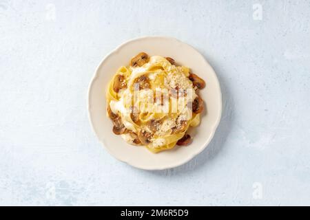 Pappardelle mit Pilzen, Sahnesauce und geriebenem Parmesankäse Stockfoto