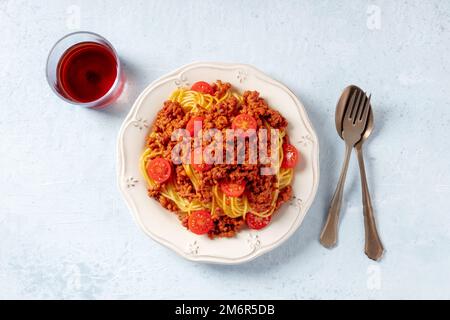 Spaghetti Bolognese, Pasta mit Fleischsauce, Flachbild über Kopf Stockfoto