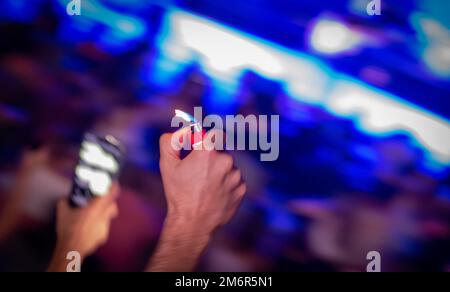 Nicht erkannte Zuschauer auf einem Konzert. Leute, die Livemusik genießen Stockfoto