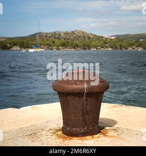 Poller am Dock Stockfoto