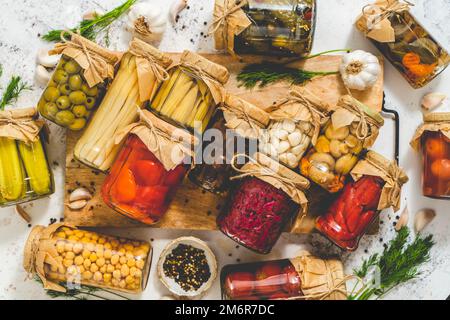 Gurken, Pfeffer, Tomaten, Pilze einlegen und in Gläschen eindosen. Zutaten für die Gemüsekonservierung Stockfoto