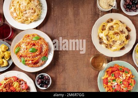 Italienische Nudelgerichte, die einen Rahmen für den Kopierbereich bilden, Overhead Flat Lay Shot Stockfoto