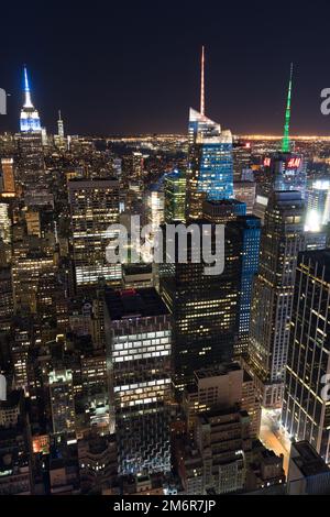 Blick auf die Innenstadt von der Spitze des Felsens aus gesehen (Aussichtsplattform Am Rockefeller Center) Stockfoto