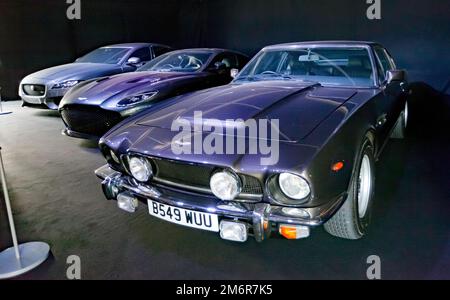 A Brown, 1981, Aston Martin V8, gefahren von Daniel Craig, als James Bond, in dem Film No Time To die, ausgestellt auf dem Silverstone Classic 2022 Stockfoto