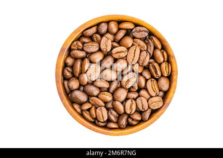 Ansicht von oben oder flach liegender Stapel brauner gerösteter aromatischer Kaffeebohnen in einer Holzschüssel. Stockfoto