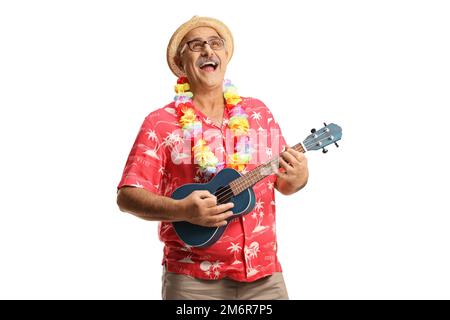 Reifer männlicher Tourist, der Ukulele spielt und isoliert auf weißem Hintergrund singt Stockfoto