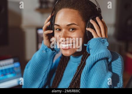 Podcasting, Musik- und Radiokonzept - Nahaufnahme einer afroamerikanischen Frau, die im Radio spricht und als Moderatorin arbeitet Stockfoto
