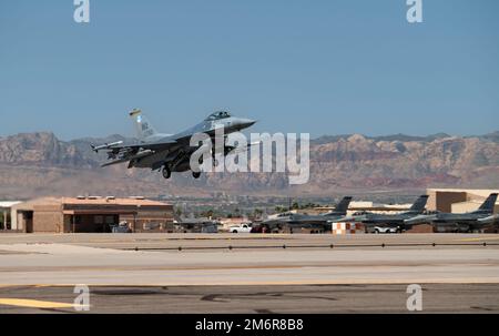 Ein F-16 Falcon, dem 16. Geschwader zugeteilt Air Force Weapons School, Rückkehr von einer Mission auf dem Nellis Air Force Base, Nevada, 4. Mai 2022. Die F-16 ist ein relativ kostengünstiges, leistungsstarkes Waffensystem für die Vereinigten Staaten und die alliierten Nationen. Stockfoto