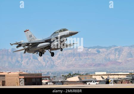 Ein F-16 Falcon, dem 16. Geschwader zugeteilt Air Force Weapons School, Rückkehr von einer Mission auf dem Nellis Air Force Base, Nevada, 4. Mai 2022. Die F-16 ist ein relativ kostengünstiges, leistungsstarkes Waffensystem für die Vereinigten Staaten und die alliierten Nationen. Stockfoto