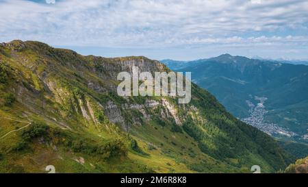 Alpine Meadows Trail, Krasnaya Polyana Resort. Wanderweg Alpine Meadows. Luftaufnahme auf das grüne Bergtal, Surunde Stockfoto