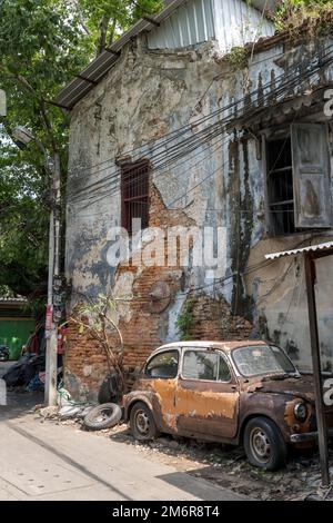 Verlassenes altes Auto in der Talat Noi Gegend in Bangkok, Thailand Stockfoto