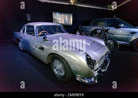 Blick auf das Aston Martin DB5 Stunt-Auto, eines von nur acht speziell für James Bond No Time To die gebauten Stunts, ausgestellt auf dem Silverstone Classic 2022 Stockfoto