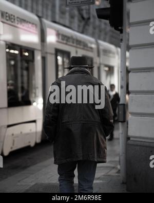 Ein vertikales Bild eines Mannes, der in der U-Bahn läuft Stockfoto