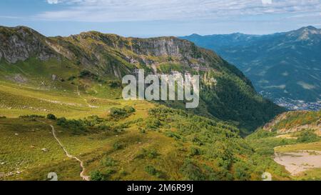 Alpine Meadows Trail, Krasnaya Polyana Resort. Wanderweg Alpine Meadows. Luftaufnahme auf das grüne Bergtal, Surunde Stockfoto
