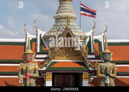 Die Statuen der Wächter im Großen Palast in Bangkok, Thailand Stockfoto