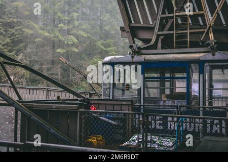 Vancouver, Kanada - Dezember 16,2022: Die Blue Skyride, die vor den Roten gebaut wurde und an diesen Tagen während der saisonalen Schließungen des größeren tr Stockfoto