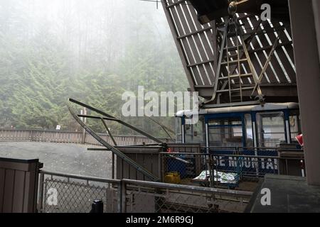 Vancouver, Kanada - Dezember 16,2022: Die Blue Skyride, die vor den Roten gebaut wurde und an diesen Tagen während der saisonalen Schließungen des größeren tr Stockfoto