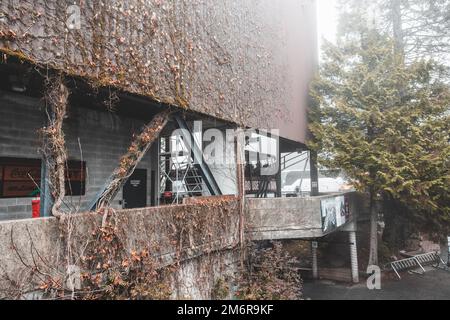 Vancouver, Kanada - Dezember 16,2022: Ein Blick auf die Skyride Gondola am Gipfel von Vancouver im Gebäude des Grouse Mountain Ski Resort Stockfoto